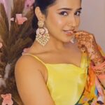 Roshni Walia Instagram - Just me being me 😘 . . Beautiful outfit - @shopaffroz Sourced by - @alistclub Earrings- @neerusindia . . . #reels #honeysingh #kuleykuley #roshniwalia #indian #traditional #trending #explore #foryou 🦋🔚