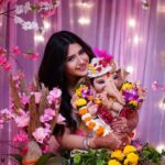 Roshni Walia Instagram - Bappa coming to Mumbai with nothing and you giving me everything ❤️ From Allahabad to Mumbai, my life’s journey with you has been magical. Bappa mughe itna kabil bana dijye ki main dusro ki maddat kar saku 👏 Thank you for making my dreams come true, for the gift of good health, and for the hope you bring. Your blessings are all I need. Bappa, please help those in hunger and take away sadness from every soul on Earth.Please continue to listen to the prayers of those in need. Thankyou for everything 💗🧿🔚