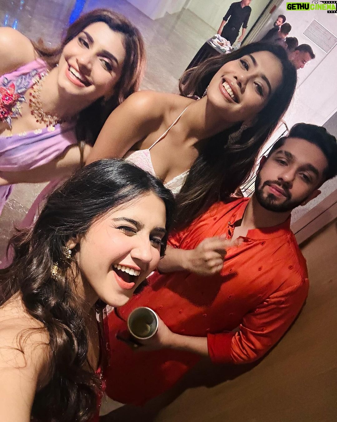 Roshni Walia Instagram - 🪔 . . . Saree - @sweetywalia11 Blouse - @the_adhya_designer . . #diwali #party #festive #aboutlastnight 🔚 India