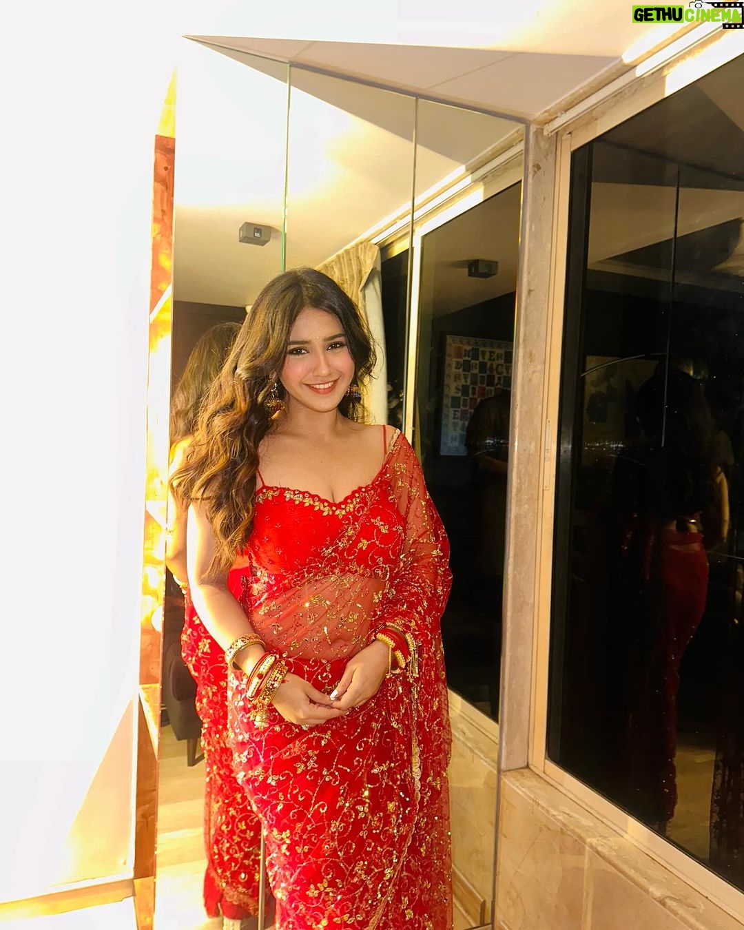 Roshni Walia Instagram - 🪔 . . . Saree - @sweetywalia11 Blouse - @the_adhya_designer . . #diwali #party #festive #aboutlastnight 🔚 India