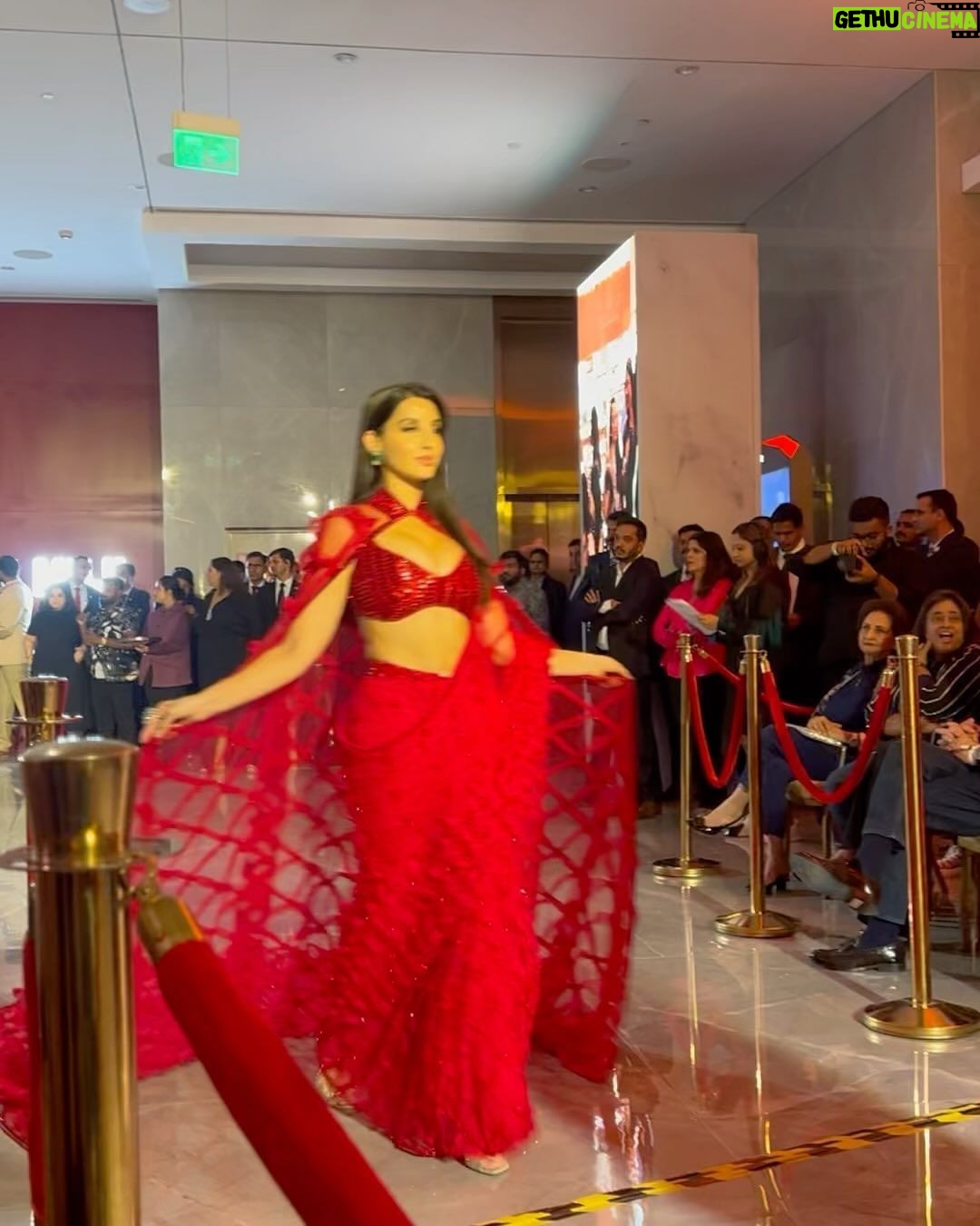 Roshni Walia Instagram - What a beautiful night 🤍 . . . . #jioworldplaza #luxury #roshniwalia #fashionshow #burberry #manishmalhotra #manishmalhotraworld 🔚 Jio World Plaza