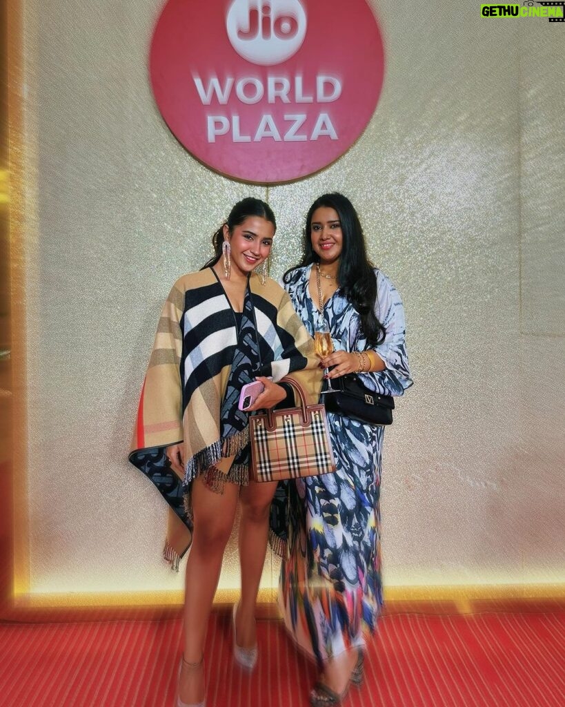 Roshni Walia Instagram - What a beautiful night 🤍 . . . . #jioworldplaza #luxury #roshniwalia #fashionshow #burberry #manishmalhotra #manishmalhotraworld 🔚 Jio World Plaza