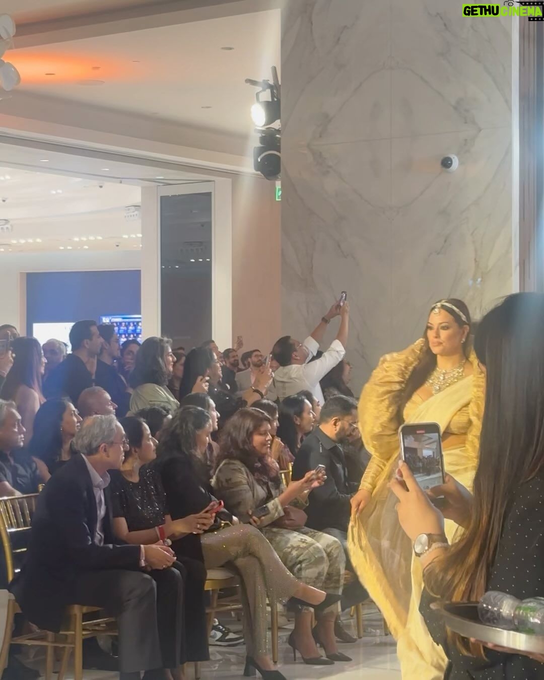 Roshni Walia Instagram - What a beautiful night 🤍 . . . . #jioworldplaza #luxury #roshniwalia #fashionshow #burberry #manishmalhotra #manishmalhotraworld 🔚 Jio World Plaza