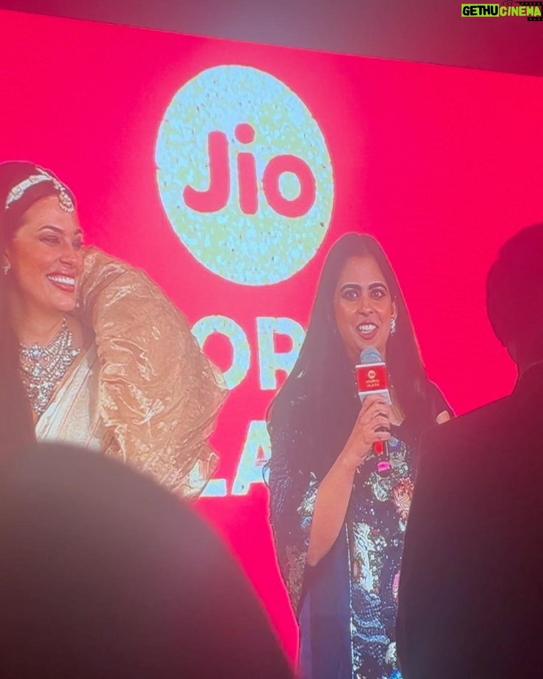 Roshni Walia Instagram - What a beautiful night 🤍 . . . . #jioworldplaza #luxury #roshniwalia #fashionshow #burberry #manishmalhotra #manishmalhotraworld 🔚 Jio World Plaza