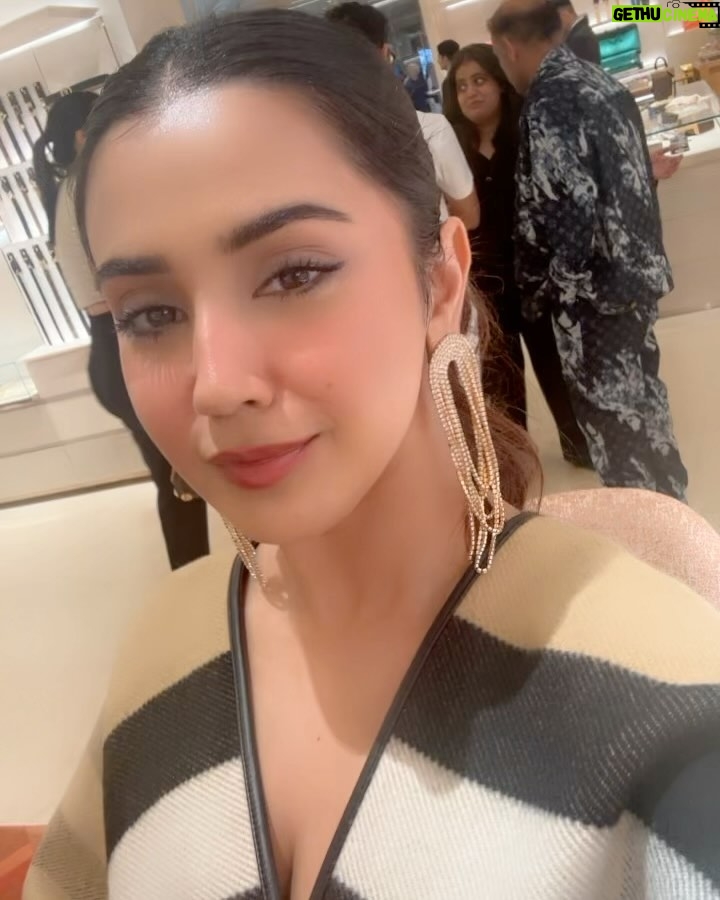 Roshni Walia Instagram - What a beautiful night 🤍 . . . . #jioworldplaza #luxury #roshniwalia #fashionshow #burberry #manishmalhotra #manishmalhotraworld 🔚 Jio World Plaza