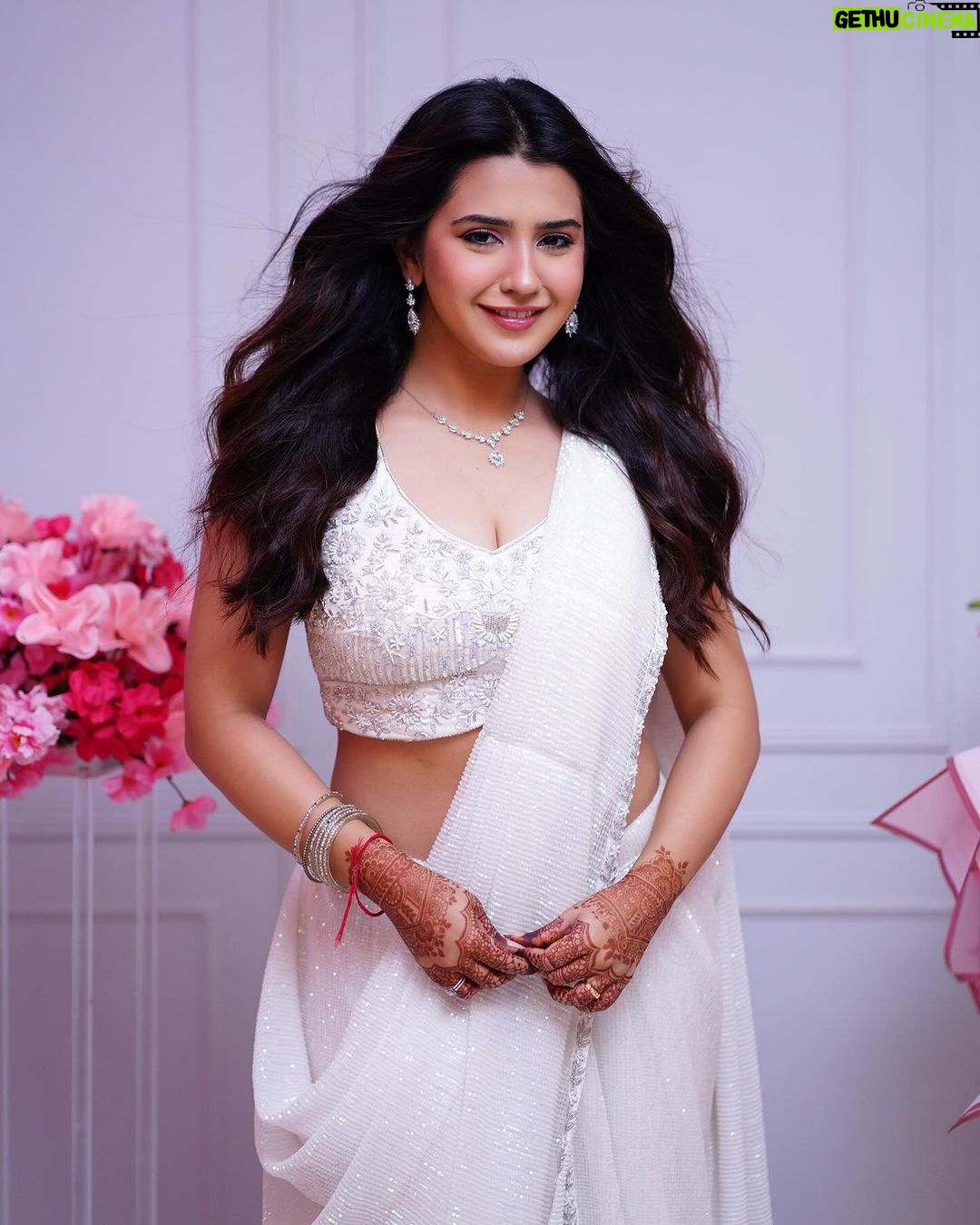 Roshni Walia Instagram - Just gotta call my self Mombattiye 🕯️ 🤍 . . . . . . #roshniwalia #white #saree #mombattiye #fashion #ootd 🔚 India