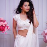 Roshni Walia Instagram – Just gotta call my self Mombattiye 🕯️ 🤍
.
.
.
.
.
.
#roshniwalia #white #saree #mombattiye #fashion #ootd 🔚 India