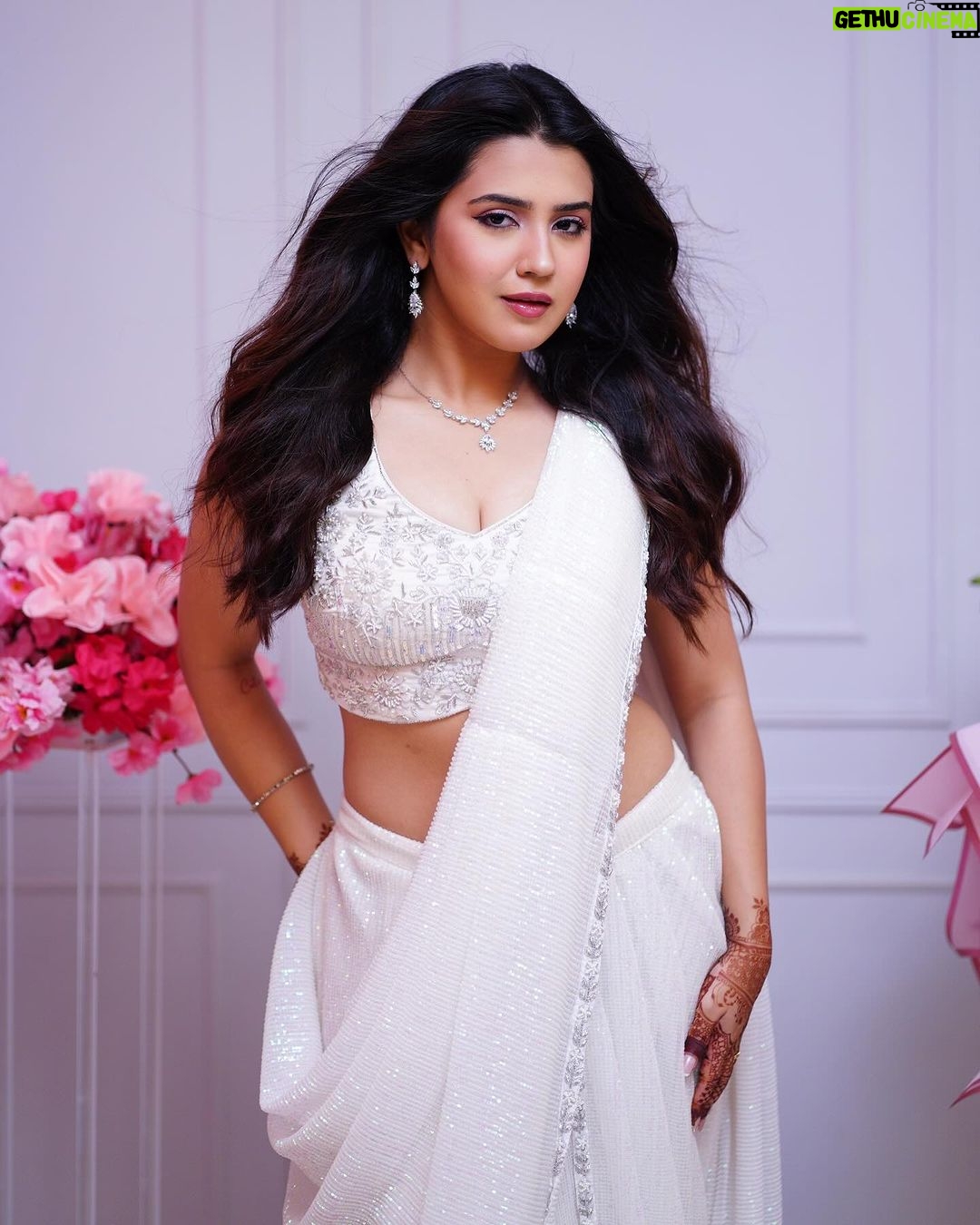 Roshni Walia Instagram - Just gotta call my self Mombattiye 🕯️ 🤍 . . . . . . #roshniwalia #white #saree #mombattiye #fashion #ootd 🔚 India
