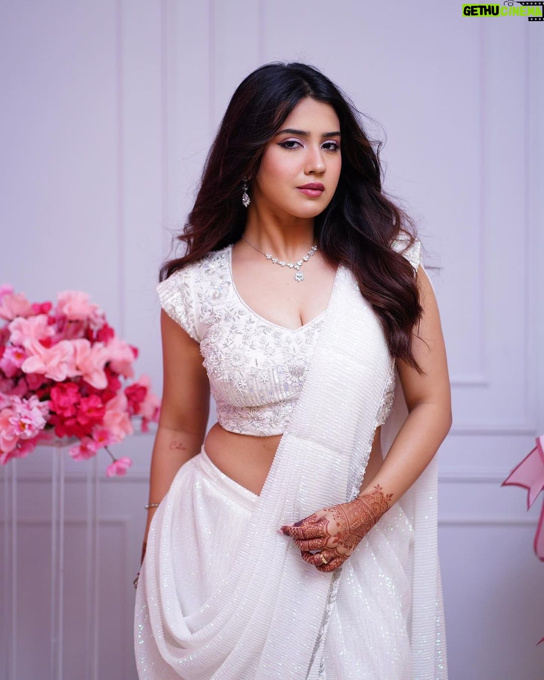 Roshni Walia Instagram - Just gotta call my self Mombattiye 🕯️ 🤍 . . . . . . #roshniwalia #white #saree #mombattiye #fashion #ootd 🔚 India