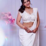 Roshni Walia Instagram - This look as my heart 🤍 . . . Saree - @neerusindia Styled by - @nehaadhvikmahajan Shot by - @abhay_r_kirti . . #white #saree #look #roshniwalia #ganeshchathurthi #fashion #style 🔚 India