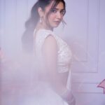 Roshni Walia Instagram - This look as my heart 🤍 . . . Saree - @neerusindia Styled by - @nehaadhvikmahajan Shot by - @abhay_r_kirti . . #white #saree #look #roshniwalia #ganeshchathurthi #fashion #style 🔚 India