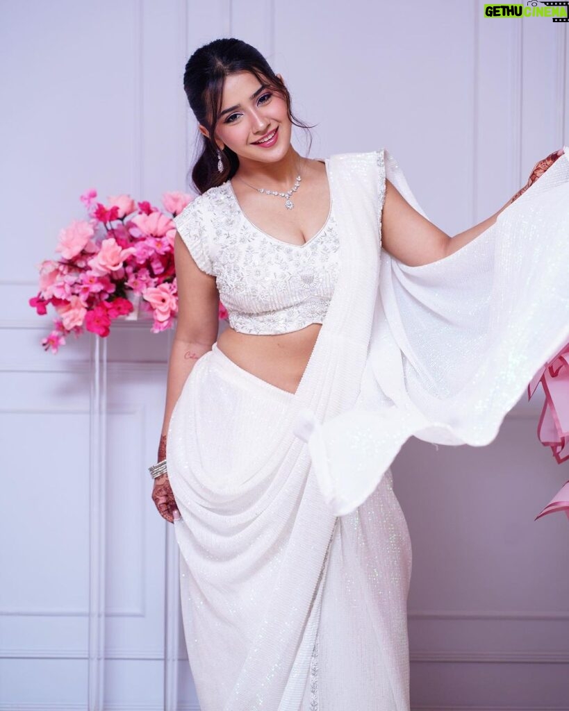 Roshni Walia Instagram - This look as my heart 🤍 . . . Saree - @neerusindia Styled by - @nehaadhvikmahajan Shot by - @abhay_r_kirti . . #white #saree #look #roshniwalia #ganeshchathurthi #fashion #style 🔚 India