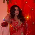 Roshni Walia Instagram - Red is red ❤️ . . . Saree - @the_adhya_designer . #roshniwalia #explore #foryou #naina #trending #saree 🔚