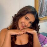 Roshni Walia Instagram - Shoot life 🤣🧿🫰 . . . . #explore #foryou #roshniwalia #funny #shoot #shootlife #nightshift #work #nazarnalage 🔚 India