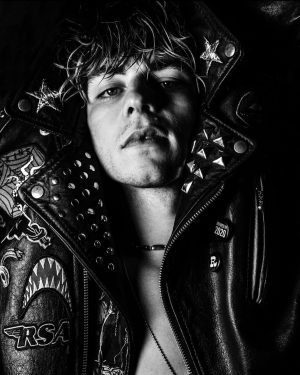 Ross Lynch Instagram - @damon_baker 🖤
A dear friend. :)