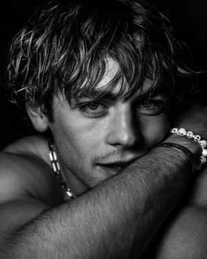 Ross Lynch Instagram - @damon_baker 🖤
A dear friend. :)