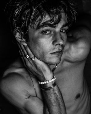Ross Lynch Instagram - @damon_baker 🖤
A dear friend. :)