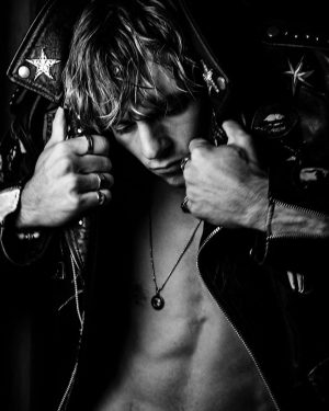 Ross Lynch Instagram - @damon_baker 🖤
A dear friend. :)