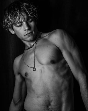 Ross Lynch Instagram - @damon_baker 🖤
A dear friend. :)