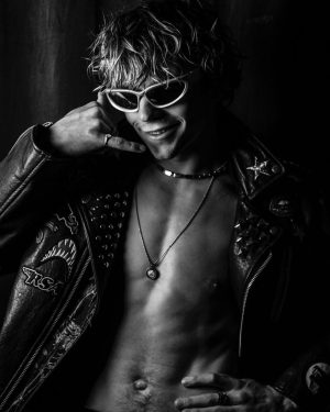 Ross Lynch Instagram - @damon_baker 🖤
A dear friend. :)