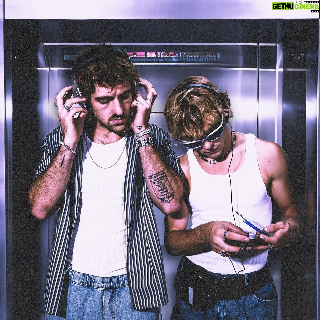 Ross Lynch Instagram - 💿 you can stream rumors tonight hope you like it thanks!!!!! 📸- @braysbrain