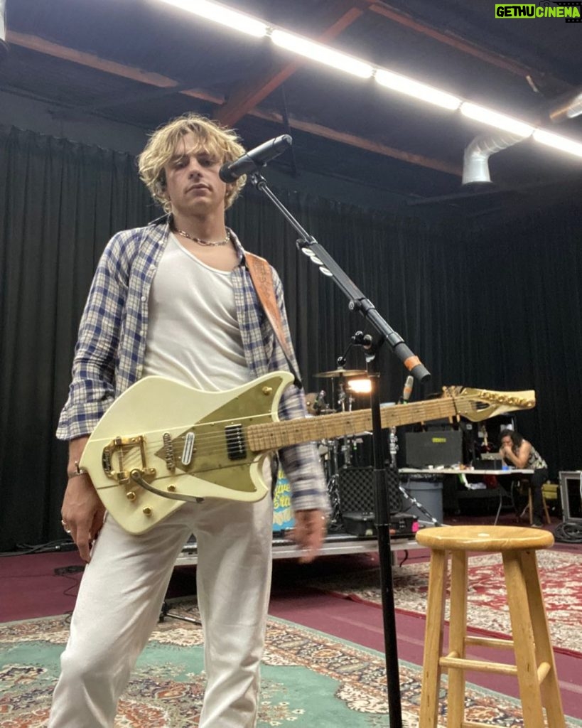 Ross Lynch Instagram - My guitar tech James built this guitar. It’s got great tonality for my style and it looks sweet. What do you think? should I use it on Tour?