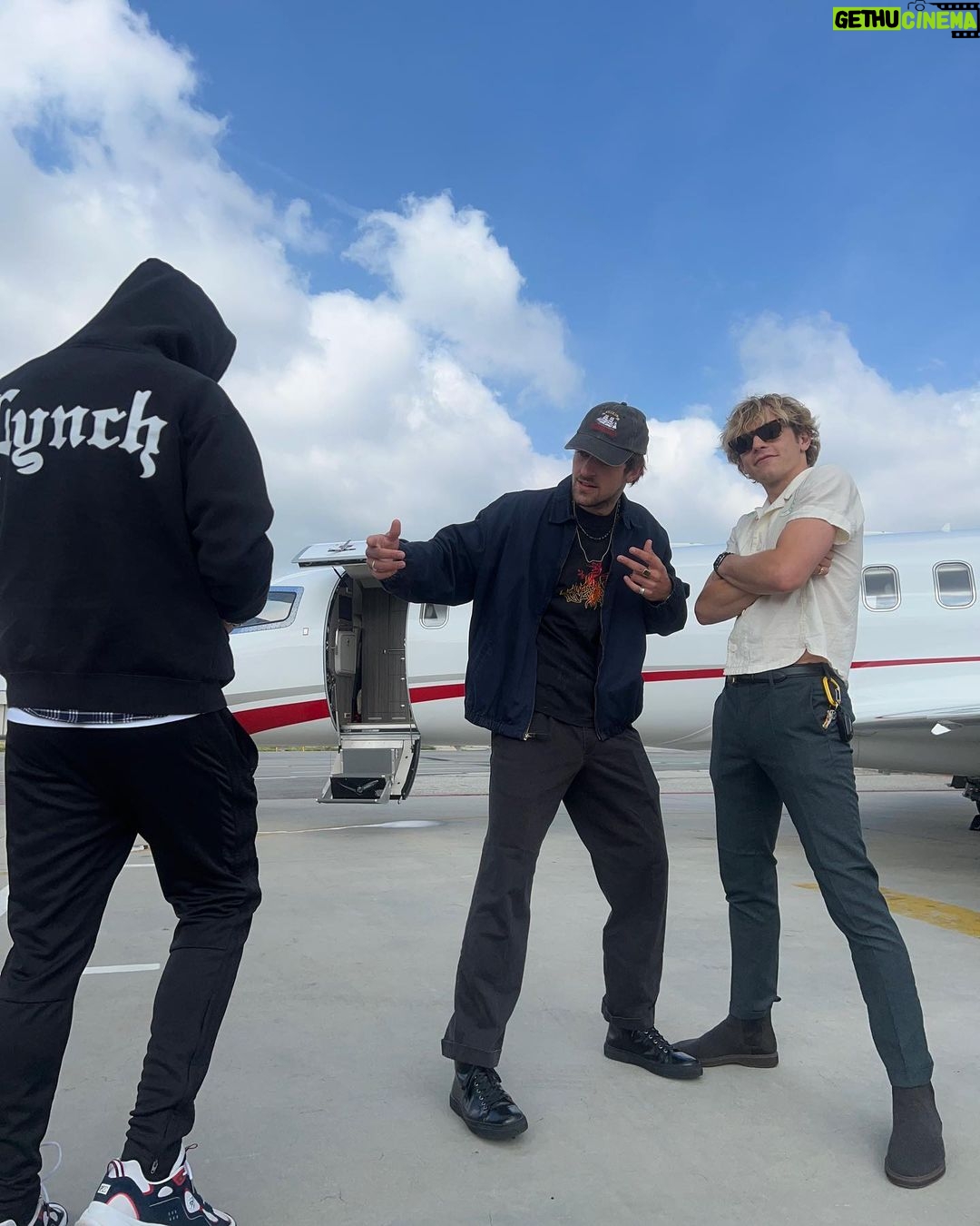 Ross Lynch Instagram - Successful trip to Tulsa. Show was a blast! And we got to fly on the jet our dad flies for @dreamlineaviation! Was amazing. Thank you so much!