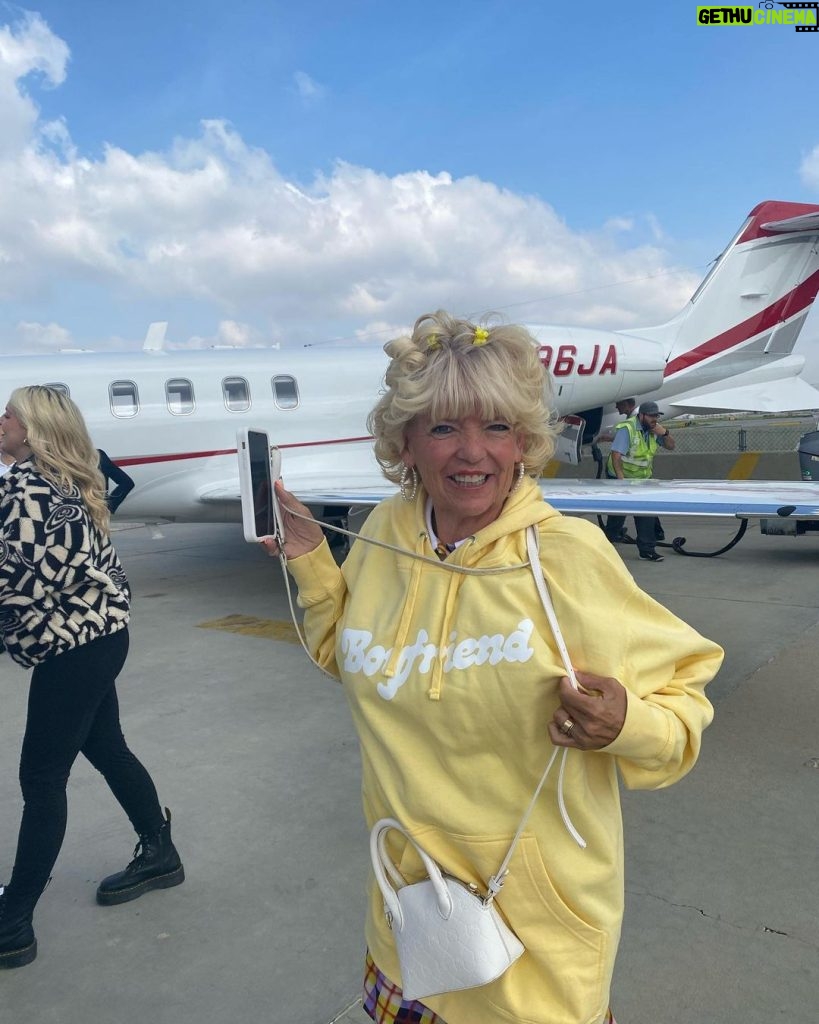 Ross Lynch Instagram - Successful trip to Tulsa. Show was a blast! And we got to fly on the jet our dad flies for @dreamlineaviation! Was amazing. Thank you so much!