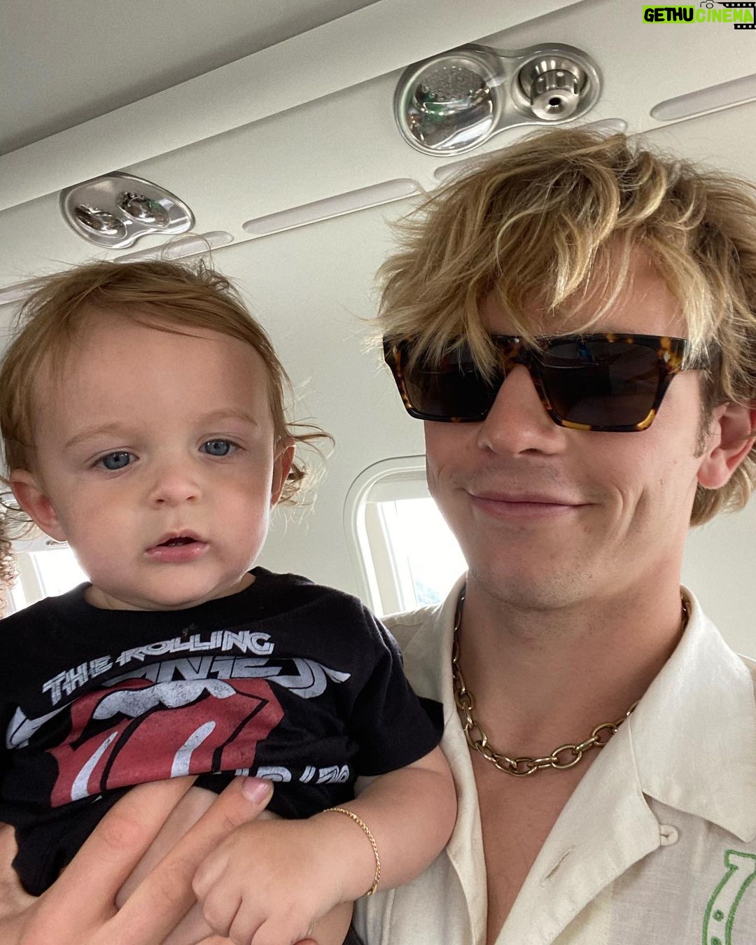 Ross Lynch Instagram - Successful trip to Tulsa. Show was a blast! And we got to fly on the jet our dad flies for @dreamlineaviation! Was amazing. Thank you so much!