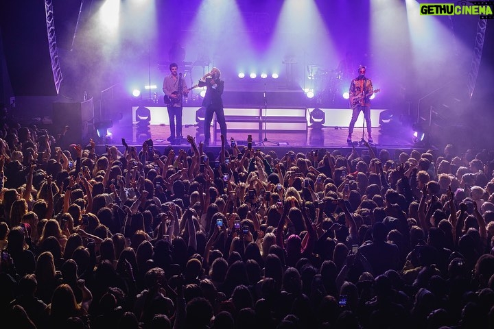 Ross Lynch Instagram - Back at it again! Got the whole family back on Tour! Minnesota started the tour off with a bang. Such an amazing crowd. Thank you all for coming out. I was serious when I said you guys give me life. I almost forgot how intoxicating it is to be on stage. Thank you thank you thank you. π€ πΈ - @mallorymturner First Avenue