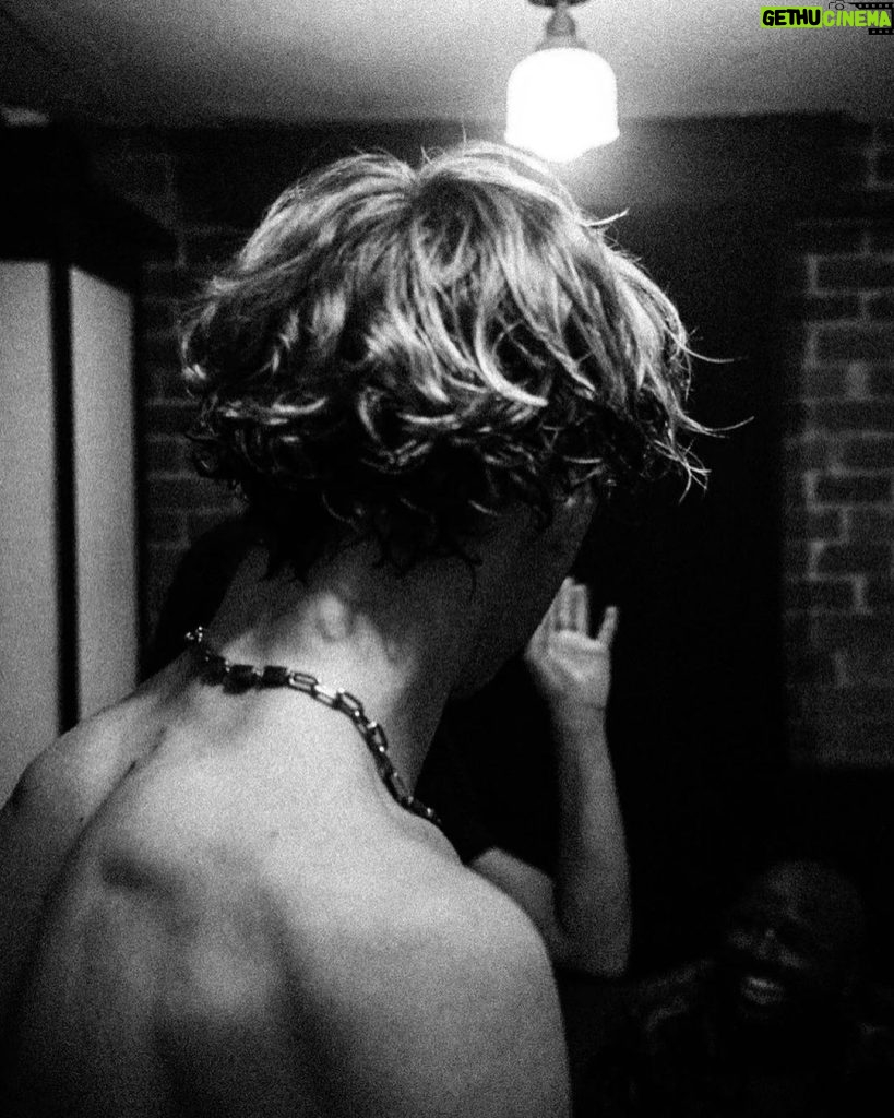 Ross Lynch Instagram - Get off my phone #newmusic by @thedriverera hope you like it