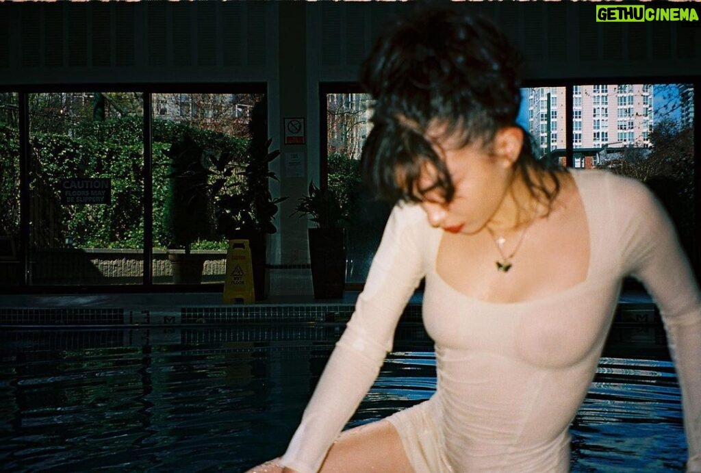 Rowan Blanchard Instagram - Filming alone in Canada ⏳ playing in the pool 💦 playing with my self timer ⌛