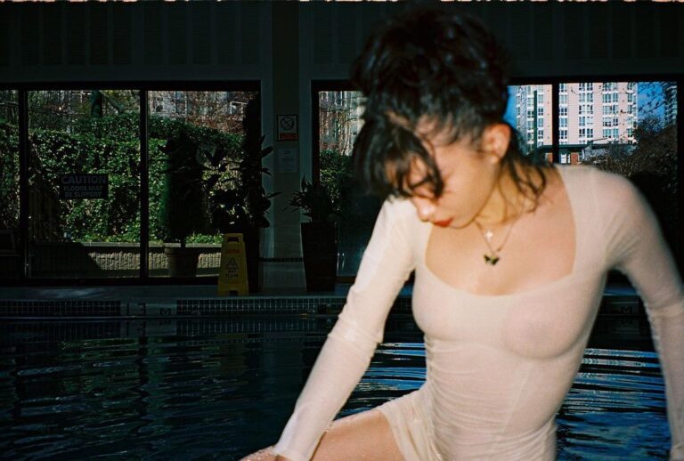 Rowan Blanchard Instagram - Filming alone in Canada ⏳ playing in the pool 💦 playing with my self timer ⌛️