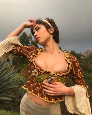 Rowan Blanchard Instagram - QUEEN OF CUPS @tiffanyandco #tiffanyt 🐚🧝‍♀️
