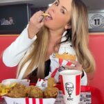 Roxana Díaz Instagram – La verdad que una de las maravillas y placeres de la vida es comer y sobretodo comer ricooooooooo…..
Por eso siempre estoy feliz ☺️☺️☺️☺️☺️ 
Me encanta mi pollito rico de @kfcvzla 
Siempre delicioso, siempre BUENÍSIMOOOO🤩🤩🤩🤩🤩🤩🤩🤩🤩
.
#kfc #pollitorico #sabororiginal #love #elmejorpollodevenezuela Las Mercedes Caracas, Venezuela
