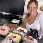Roxana Díaz Instagram - Cada lunes mi gente de @pollocarne_express.ca me lleva mi pedido de proteína y charcutería, todo fresco hasta mi casa.... Para los que no les de chance de ir al supermercado es ideal, además tienen buenos precios... @pollocarne_express.ca me hace la vida más fácil.... . #charcuterie #proteina #huevos #siemprefresco #delivery Caracas, D.F., Venezuela