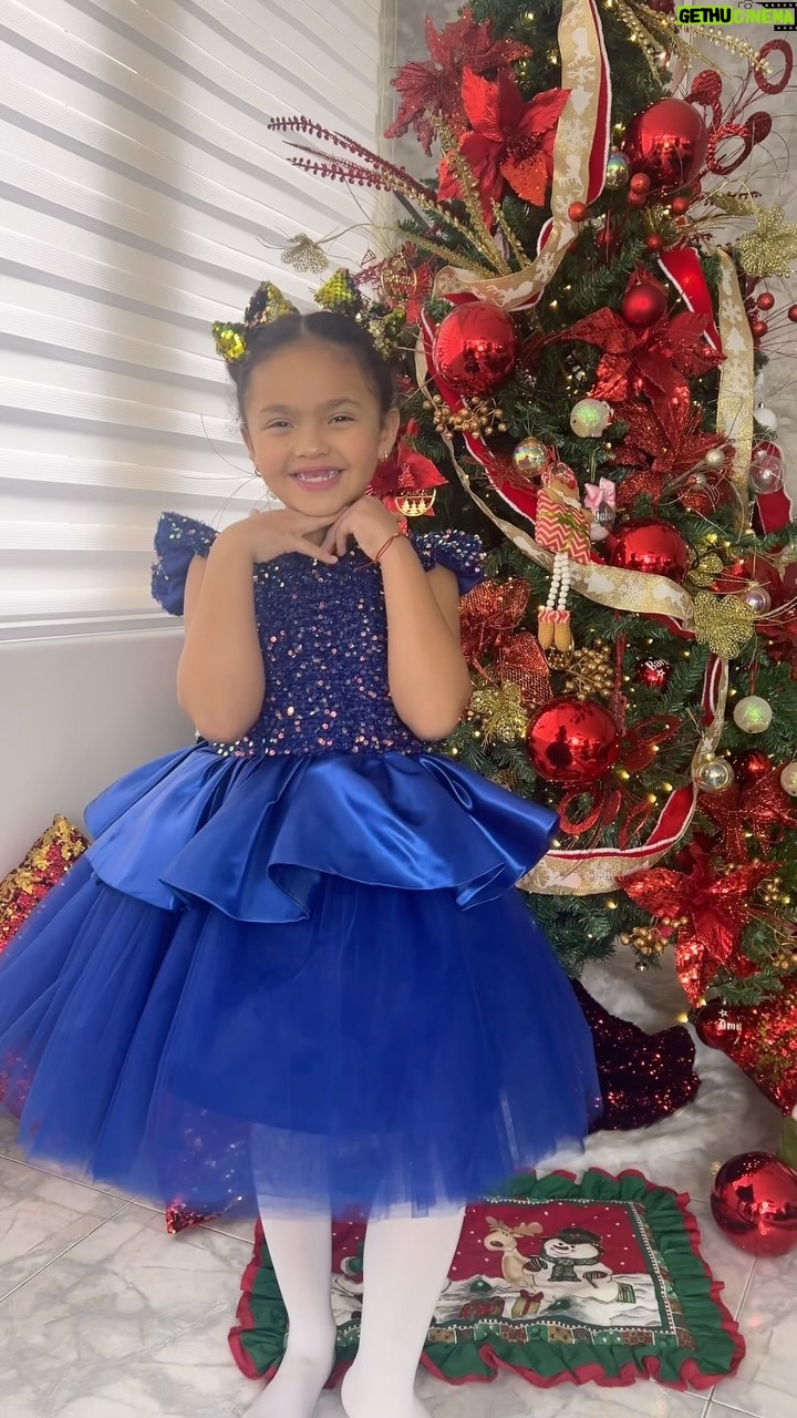 Roxana Díaz Instagram - Mi princesa de amor ❤️ como te amo😍 . Hermoso su vestido de @lazos_bellezas . #princesa #dress #love #amor Caracas, D.F., Venezuela