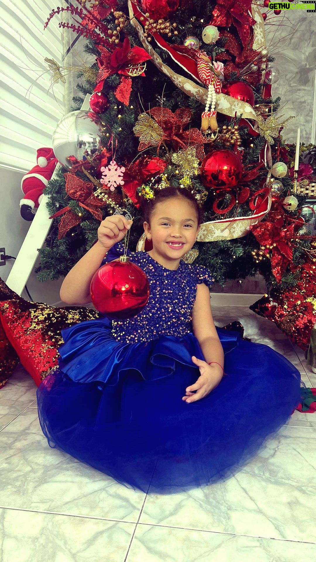 Roxana Díaz - 16.6K Likes - Este año fue un año de trabajo y logros... Aquí les dejo mi #recap2023 un poco de lo que fue mi año....doy gracias a Dios, a la vida y a ustedes que siempre me han apoyado en lo que decido hacer...
Gracias 2023 por todo las metas alcanzadas ✨✨✨✨✨✨✨✨✨✨
.
Gracias Dios por mantenernos sanos....
Feliz año 2023 a todos ustedes mi gatos queridos....