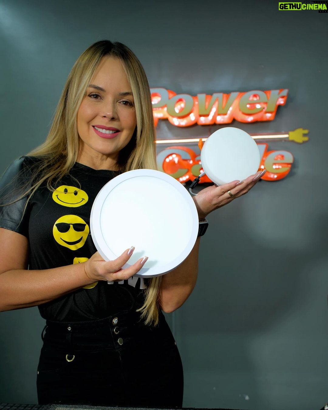 Roxana Díaz Instagram - Para nuestra casa lo mejor y @powercableve me asesora, me vende y me instala todo lo que necesito para ilumina mi hogar... En Boleita sur está @powercableve . #iluminacion #cable #calidad #garantia #asesoria #instalacionelectrica
