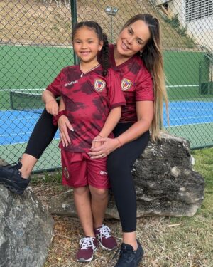 Roxana Díaz Instagram - Nuestro Domingo ❤️❤️❤️❤️❤️❤️❤️❤️
.
.
Nuestras franelas son de @rmsportshop 
.
Amé a mi #Erik en el último vídeo 😍😍😍😍😍😍
.
#domingo #love #familia #vimotinto #tengofe