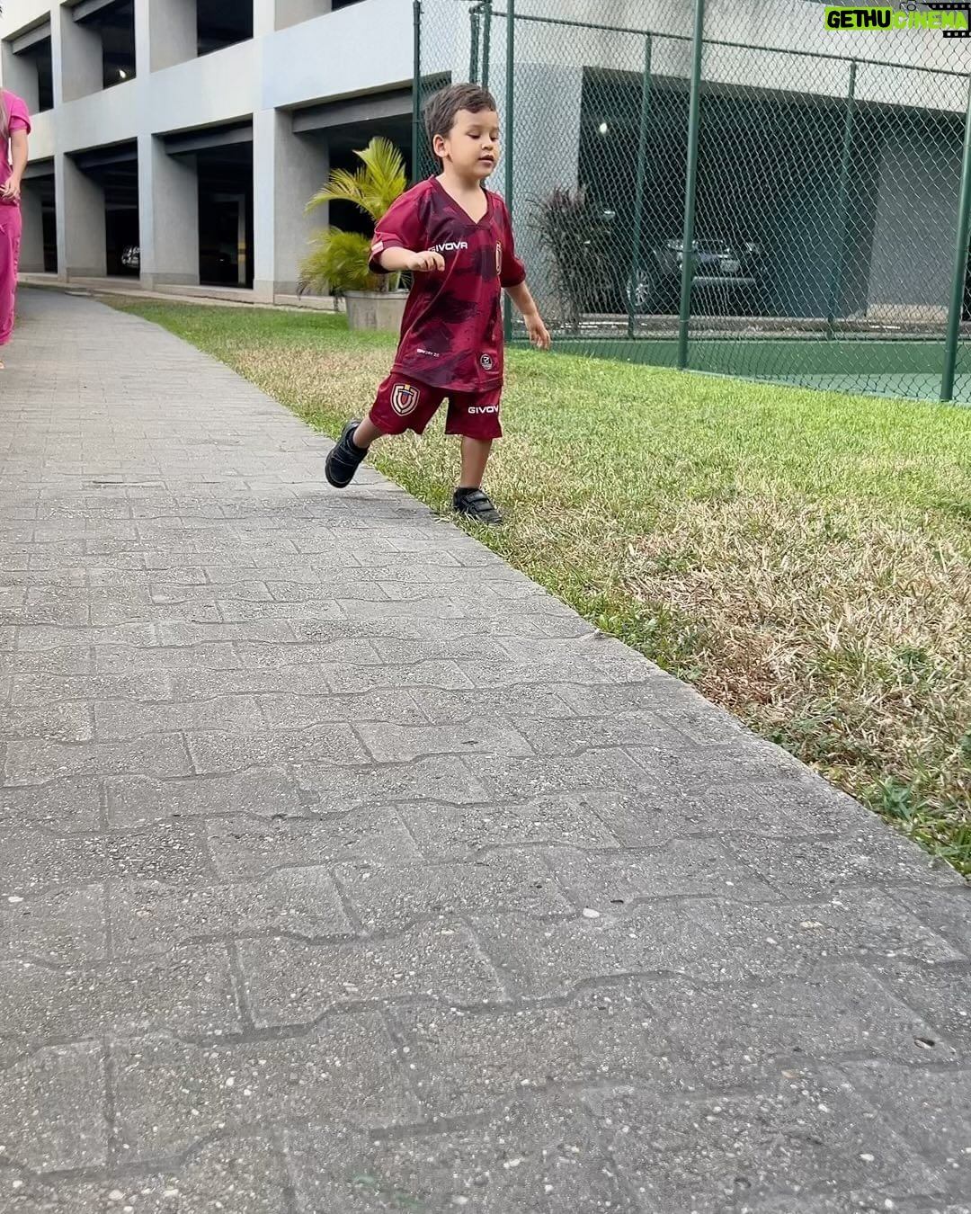 Roxana Díaz - 34.5K Likes - Nuestro Domingo ❤️❤️❤️❤️❤️❤️❤️❤️
.
.
Nuestras franelas son de @rmsportshop
.
Amé a mi #Erik en el último vídeo 😍😍😍😍😍😍
.
#domingo #love #familia #vimotinto #tengofe