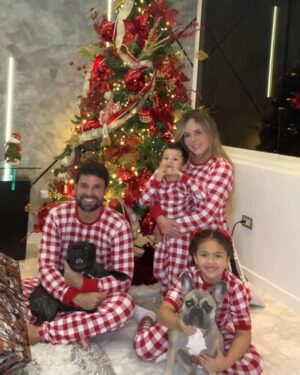 Roxana Díaz Instagram - Les deseamos una feliz Navidad 2023 a todos!✨✨✨✨✨✨✨✨✨✨✨✨✨✨✨✨
Los queremos mucho🎄🎄🎄🎄🎄🎄🎄🎄🎄
.
.
Nuestras pijamas son de @sd_pijamas 
.

#navidad2023 #love #familia #family #pic #photography