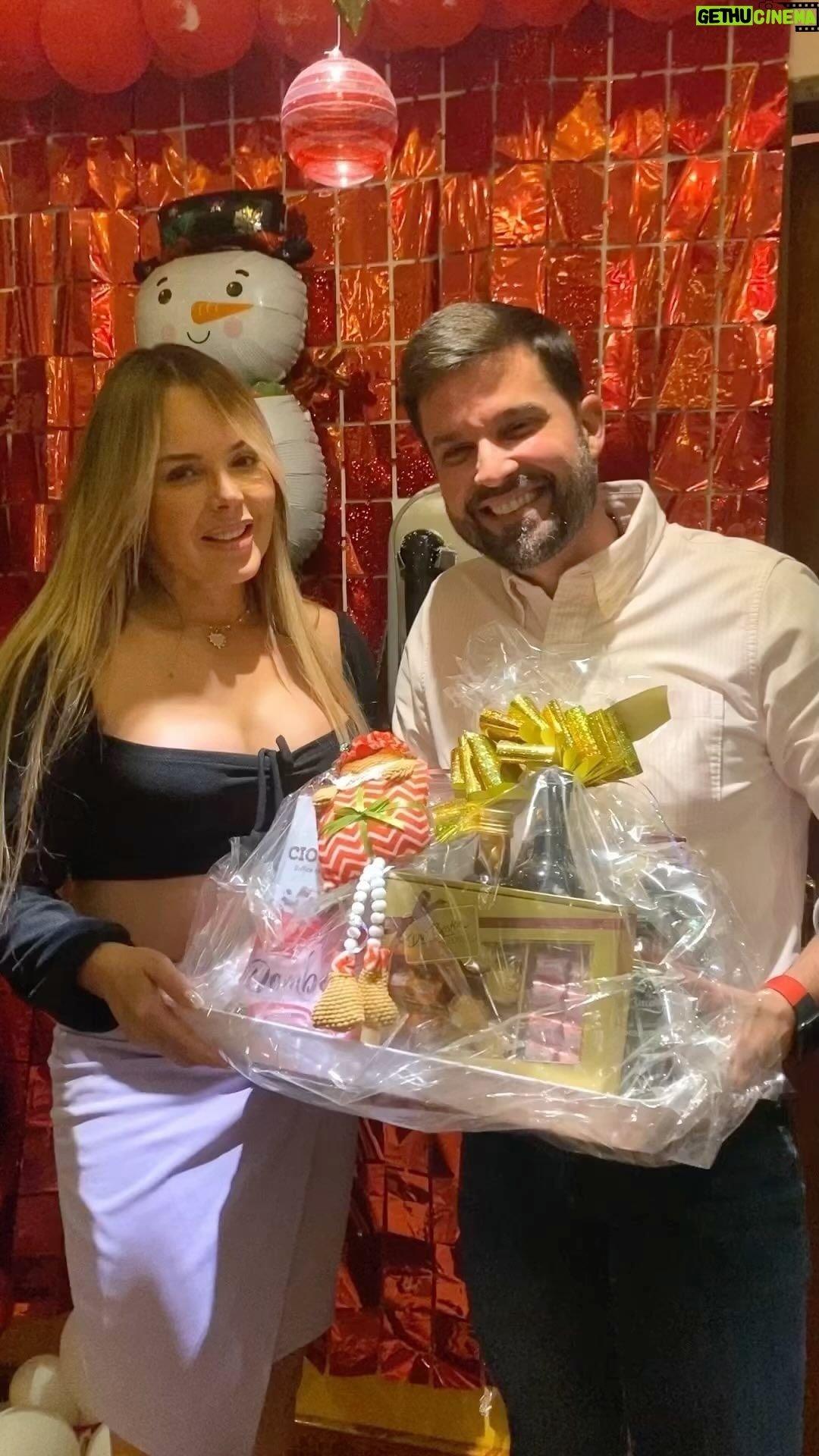 Roxana Díaz Instagram - Café Hilda les desea Felices Fiestas🎄 Que la alegría de la Navidad abrigue sus corazones y los de su familia . Nuestros mejores deseos ❤️ Con mucho cariño para ustedes @soyroxanadiaz @carlosghaydon #fyp #foryou #parati #foryoupage #viral #caracas #navidad #restaurant Caracas