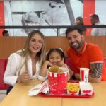 Roxana Díaz Instagram - Quisimos llevar el rico sabor de @kfcvzla a nuestra gente en esta Navidad 🎄 . Feliz Navidad y prospero año 2024 les desea @kfcvzla ✨✨✨✨✨✨✨✨✨✨✨✨ . #unregaloennavidad #kfc #familia #amor #paz #saborkfc #venezuela #felizaño2024 #navidad2024 #añonuevo