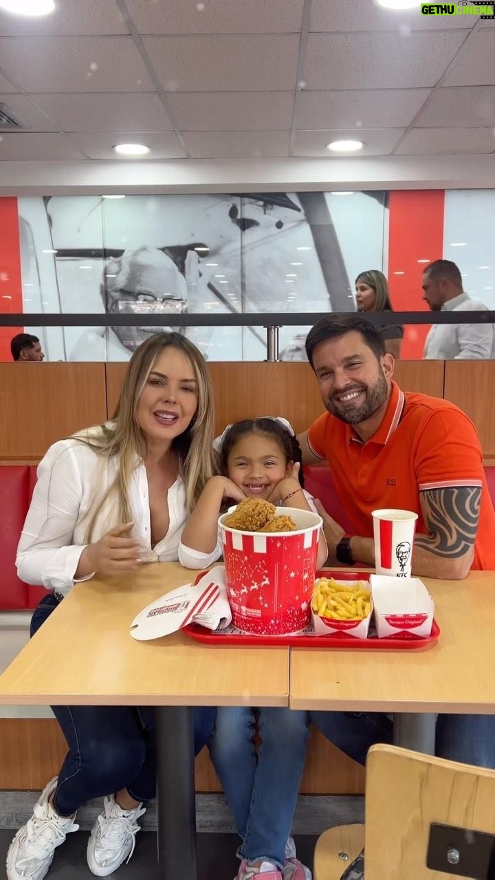 Roxana Díaz Instagram - Quisimos llevar el rico sabor de @kfcvzla a nuestra gente en esta Navidad 🎄 . Feliz Navidad y prospero año 2024 les desea @kfcvzla ✨✨✨✨✨✨✨✨✨✨✨✨ . #unregaloennavidad #kfc #familia #amor #paz #saborkfc #venezuela #felizaño2024 #navidad2024 #añonuevo