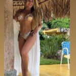 Roxana Díaz Instagram - Elijo rodearme de personas que suman, de humanos transparentes, de almas de noble corazón, de caras que no fingen, de bocas que no mienten, de cabezas pensantes, de amigos que abrazan con sinceridad, bondad y amor. . Elige, declara lo que deseas, disfruta tu momento presente 🫶🫶🫶🫶 . Les regalo estas foticos de viernes de trabajo.... . Grabando contenido para @resincavzla 🤩 . #love #declara #vive #corazon #alma #amigos #sinceridad #bondad Valencia, Estado Carabobo, Venezuela