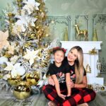Roxana Díaz Instagram - Ya se acerca la noche buena! Que la felicidad y la paz reine en todos sus hogares! Los quierooooooo.... Les regalo estas hermosas fotos tomadas por mi querida @fotoarteyenny . Nuestras pijamas son de @sd_pijamas #navidad #love #amor #pa #union #feliznavidad2024