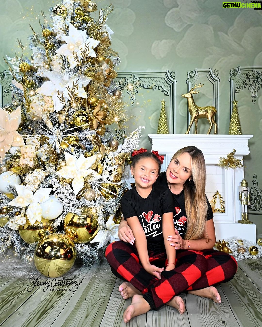 Roxana Díaz Instagram - Ya se acerca la noche buena! Que la felicidad y la paz reine en todos sus hogares! Los quierooooooo.... Les regalo estas hermosas fotos tomadas por mi querida @fotoarteyenny . Nuestras pijamas son de @sd_pijamas #navidad #love #amor #pa #union #feliznavidad2024