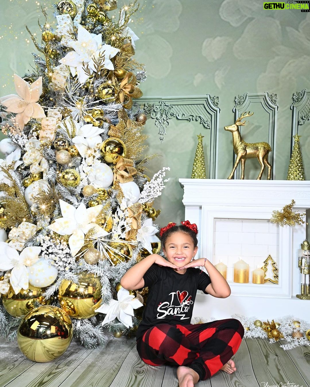Roxana Díaz Instagram - Ya se acerca la noche buena! Que la felicidad y la paz reine en todos sus hogares! Los quierooooooo.... Les regalo estas hermosas fotos tomadas por mi querida @fotoarteyenny . Nuestras pijamas son de @sd_pijamas #navidad #love #amor #pa #union #feliznavidad2024