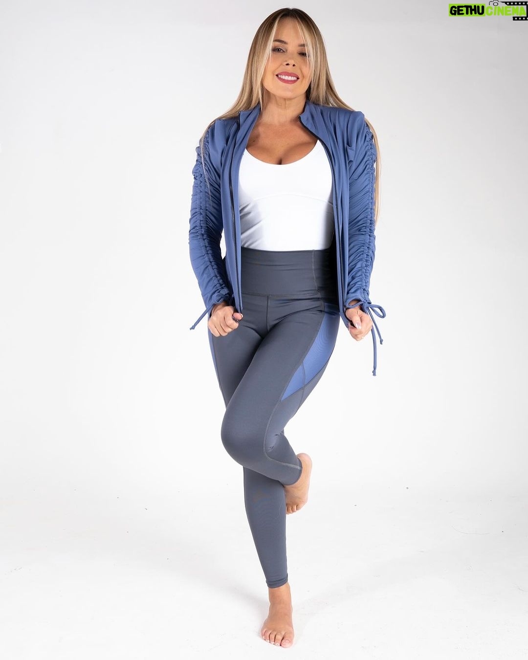 Roxana Díaz Instagram - "No necesitas suerte, necesitas moverte" Que tal esa frase mis gatos? . Hay que moverse con inteligencia y motivación para obtener las cosas🤩 . Yo me muevo cómoda y mi @hildaabrahamzoficial lo sabe por eso uso los sets de @habrahamzfit . Son divinos y quedan muy bien... la tela es gruesa y suave... súper chevre para entrenar o salir tipo casual cómoda.... .. Fotografía de @28estudio . #set #moda #mallas #lycra #comodidad Caracas, D.F., Venezuela
